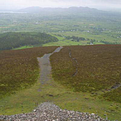 Grande pianura ai piedi di una montagna in autunno
