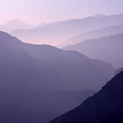 Montagne dalle delicate sfumature del lilla in autunno